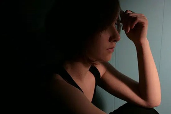 Đêm Giao Thừa, chưa kịp cúng mà chồng đã ôm gà lễ gặm lấy gặm để trong tiếng khóc lặng của tôi