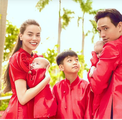 Tấm ảnh viên mãn nhất mùng 1 Tết của Hà Hồ: Nhà 5 người diện áo dài đỏ khoe sắc nhưng đặc biệt nhất là ánh mắt Subeo nhìn Kim Lý-1