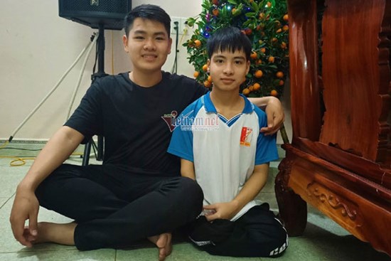 Cuộc hội ngộ của nam sinh 10 năm cõng bạn đến trường ở Thanh Hóa