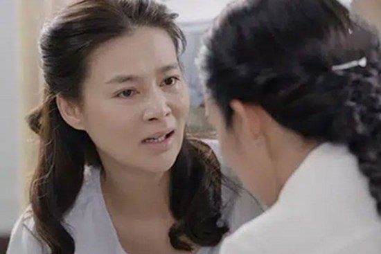 Thấy chồng biếu mẹ 10 triệu, tôi bực dọc vô cùng và rồi phải xấu hổ khi được bà đưa lại cho 80 triệu