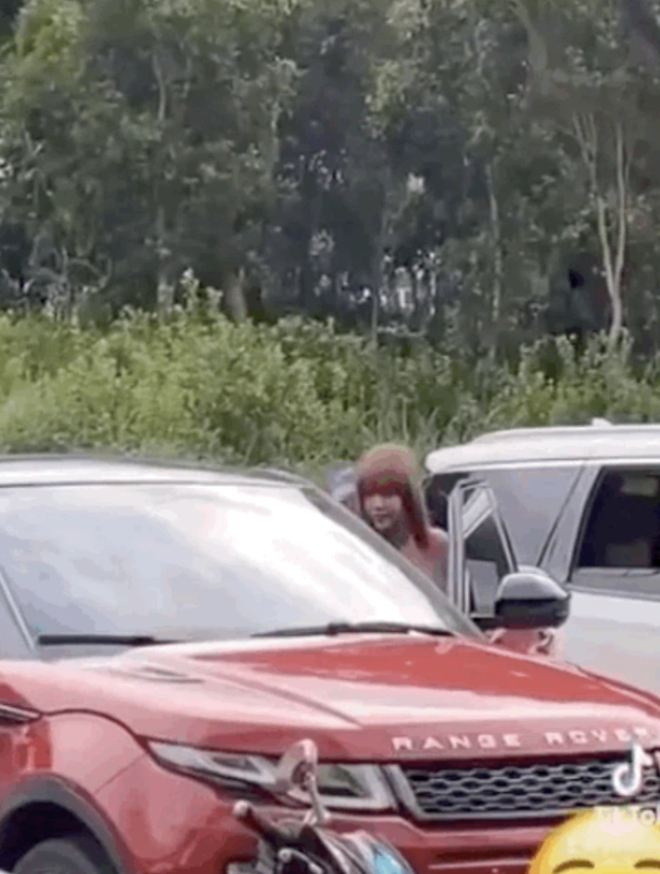 Bắt gặp Thiều Bảo Trâm bước xuống từ chung cư hạng sang Q.2, lái xế hộp màu giống siêu xe của Sơn Tùng-10