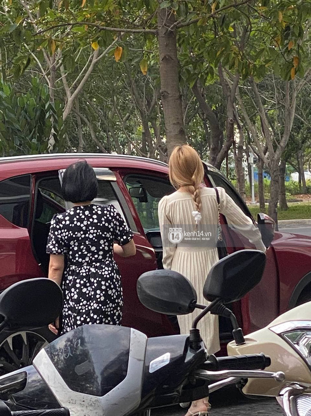 Bắt gặp Thiều Bảo Trâm bước xuống từ chung cư hạng sang Q.2, lái xế hộp màu giống siêu xe của Sơn Tùng-2