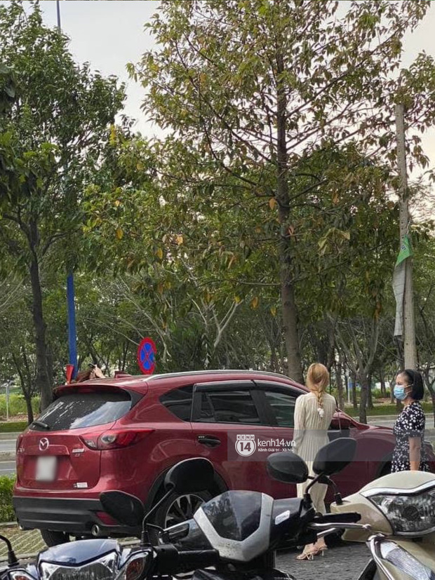 Bắt gặp Thiều Bảo Trâm bước xuống từ chung cư hạng sang Q.2, lái xế hộp màu giống siêu xe của Sơn Tùng-5
