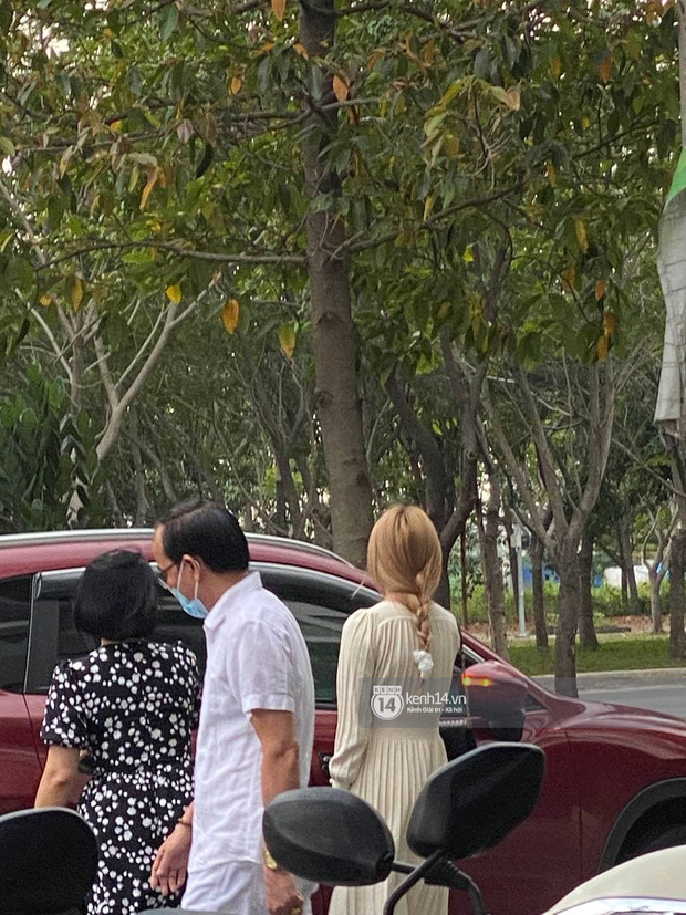 Bắt gặp Thiều Bảo Trâm bước xuống từ chung cư hạng sang Q.2, lái xế hộp màu giống siêu xe của Sơn Tùng-1