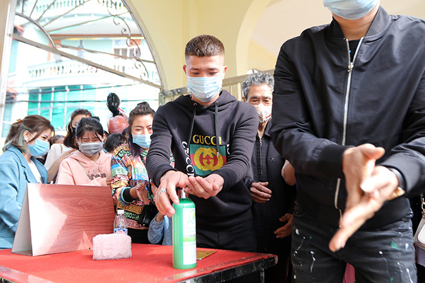 Người đến Phủ Tây Hồ cầu an đông kín, Ban quản lý di tích phải đóng cửa để chống dịch-1