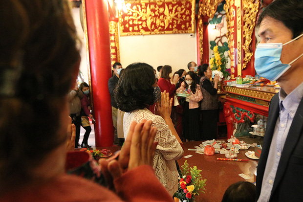 Người đến Phủ Tây Hồ cầu an đông kín, Ban quản lý di tích phải đóng cửa để chống dịch-2