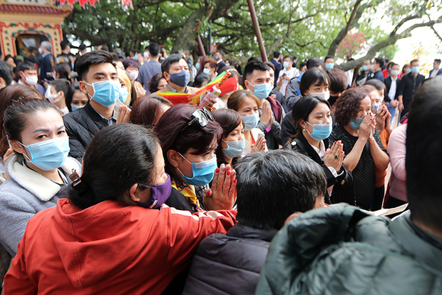 Người đến Phủ Tây Hồ cầu an đông kín, Ban quản lý di tích phải đóng cửa để chống dịch-3