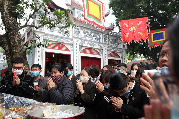 Người đến Phủ Tây Hồ cầu an đông kín, Ban quản lý di tích phải đóng cửa để chống dịch-4