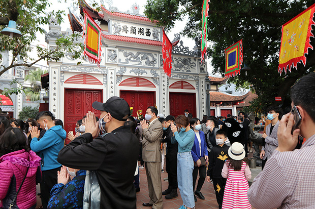 Người đến Phủ Tây Hồ cầu an đông kín, Ban quản lý di tích phải đóng cửa để chống dịch-5