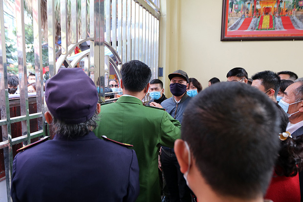 Người đến Phủ Tây Hồ cầu an đông kín, Ban quản lý di tích phải đóng cửa để chống dịch-6