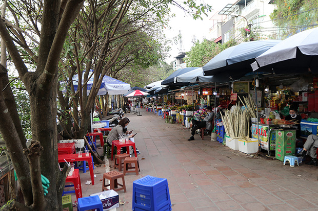 Người đến Phủ Tây Hồ cầu an đông kín, Ban quản lý di tích phải đóng cửa để chống dịch-9