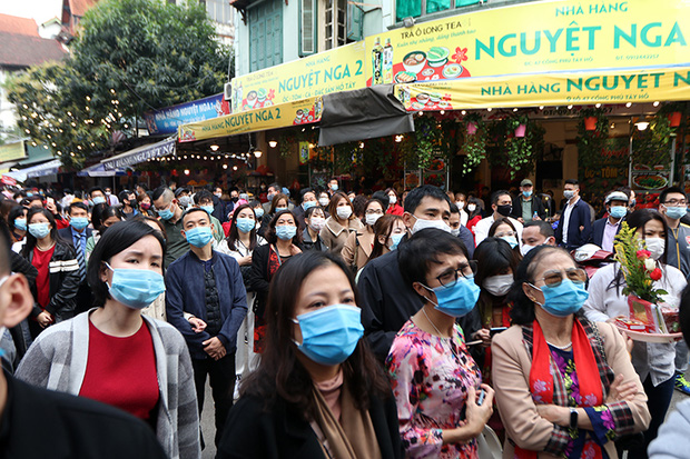 Người đến Phủ Tây Hồ cầu an đông kín, Ban quản lý di tích phải đóng cửa để chống dịch-10