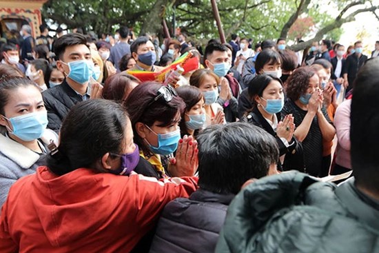 Người đến Phủ Tây Hồ cầu an đông kín, Ban quản lý di tích phải đóng cửa để chống dịch
