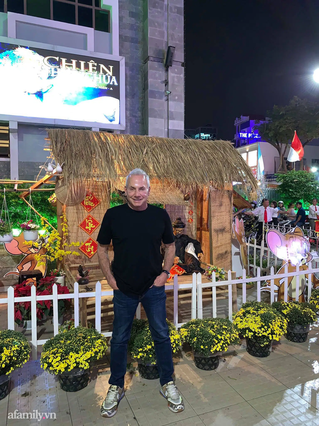 Chuyện gái Việt 26 tuổi yêu tỷ phú Mỹ 72 tuổi: Những ấn tượng khi ăn Tết tại Việt Nam và kỷ niệm đỏ mặt trong đêm Giao Thừa khiến ngài tỷ phú ám ảnh cả đời-13