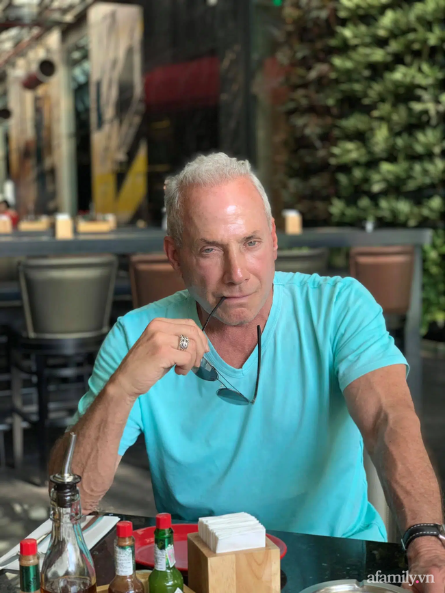 Chuyện gái Việt 26 tuổi yêu tỷ phú Mỹ 72 tuổi: Những ấn tượng khi ăn Tết tại Việt Nam và kỷ niệm đỏ mặt trong đêm Giao Thừa khiến ngài tỷ phú ám ảnh cả đời-3