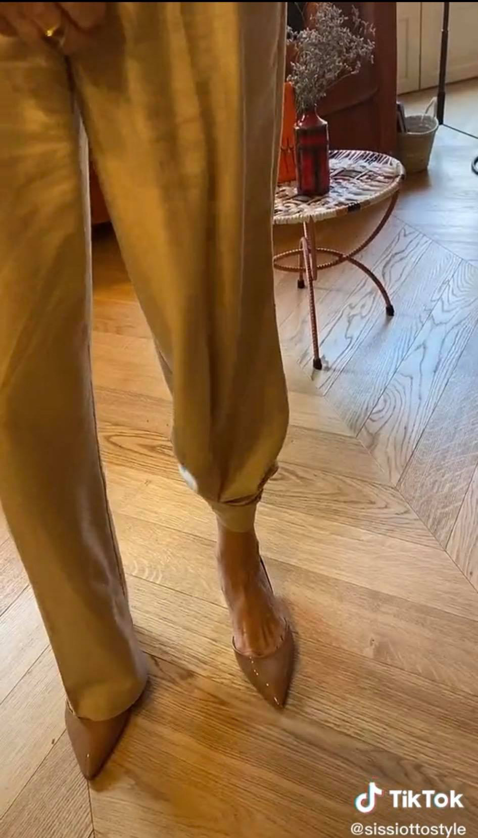 30 giây để tiến hóa quần ống rộng thành dáng quần xịn sò giống Hà Hồ, diện đi chúc Tết đẹp hết ý-8