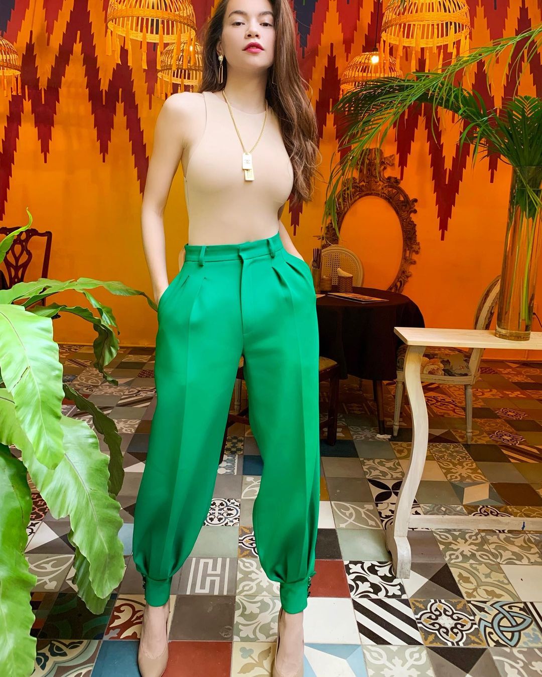 30 giây để tiến hóa quần ống rộng thành dáng quần xịn sò giống Hà Hồ, diện đi chúc Tết đẹp hết ý-11