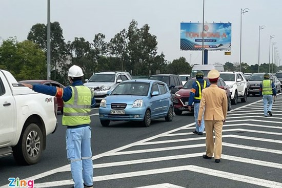 Cao tốc Pháp Vân - Cầu Giẽ ùn tắc trưa mùng 2 Tết