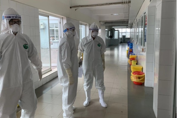 Nhan nhản người dân đi chơi Tết tại đường hoa Nguyễn Huệ, công viên Tao Đàn quên đeo khẩu trang giữa mùa dịch COVID-19-11