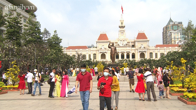 Nhan nhản người dân đi chơi Tết tại đường hoa Nguyễn Huệ, công viên Tao Đàn quên đeo khẩu trang giữa mùa dịch COVID-19-1