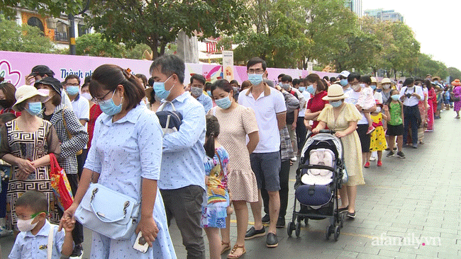 Nhan nhản người dân đi chơi Tết tại đường hoa Nguyễn Huệ, công viên Tao Đàn quên đeo khẩu trang giữa mùa dịch COVID-19-2