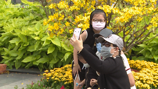 Nhan nhản người dân đi chơi Tết tại đường hoa Nguyễn Huệ, công viên Tao Đàn quên đeo khẩu trang giữa mùa dịch COVID-19-4
