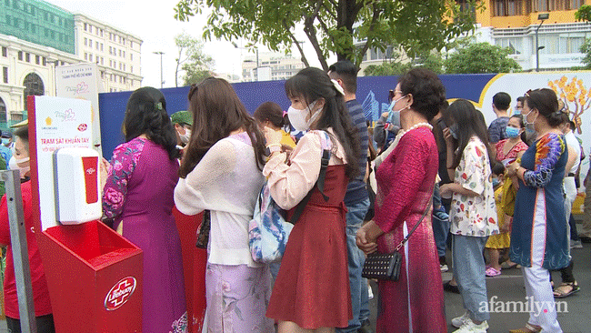 Nhan nhản người dân đi chơi Tết tại đường hoa Nguyễn Huệ, công viên Tao Đàn quên đeo khẩu trang giữa mùa dịch COVID-19-5