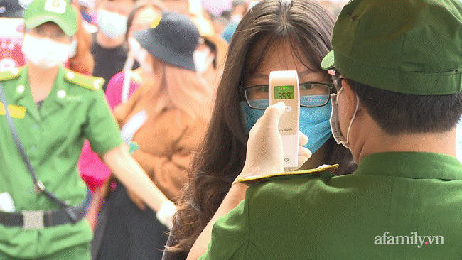 Nhan nhản người dân đi chơi Tết tại đường hoa Nguyễn Huệ, công viên Tao Đàn quên đeo khẩu trang giữa mùa dịch COVID-19-6