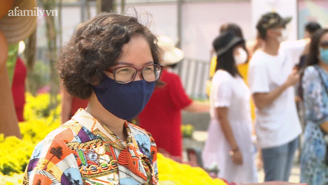 Nhan nhản người dân đi chơi Tết tại đường hoa Nguyễn Huệ, công viên Tao Đàn quên đeo khẩu trang giữa mùa dịch COVID-19-7