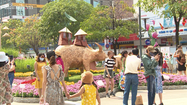 Nhan nhản người dân đi chơi Tết tại đường hoa Nguyễn Huệ, công viên Tao Đàn quên đeo khẩu trang giữa mùa dịch COVID-19-8