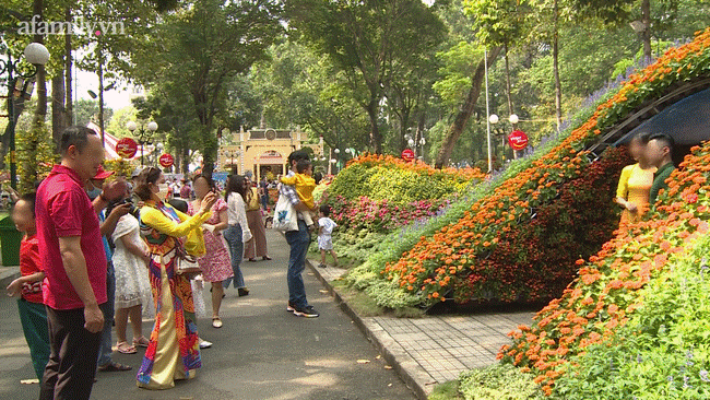 Nhan nhản người dân đi chơi Tết tại đường hoa Nguyễn Huệ, công viên Tao Đàn quên đeo khẩu trang giữa mùa dịch COVID-19-9