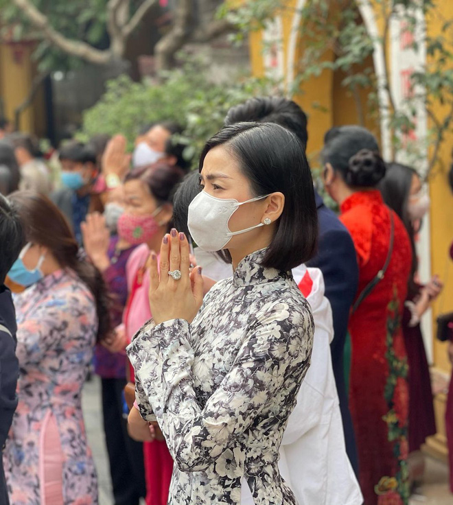 Sao Việt mặc gì đi lễ chùa đầu năm: Lệ Quyên, Angela Phương Trinh nền nã với áo dài, Sun Ht và Chi Pu lại gây tranh cãi-1