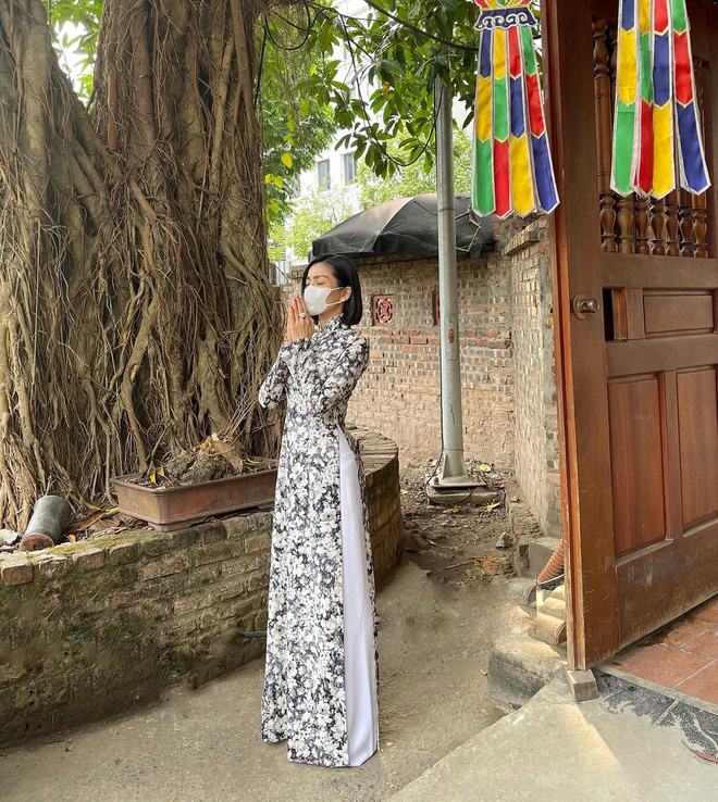 Sao Việt mặc gì đi lễ chùa đầu năm: Lệ Quyên, Angela Phương Trinh nền nã với áo dài, Sun Ht và Chi Pu lại gây tranh cãi-2