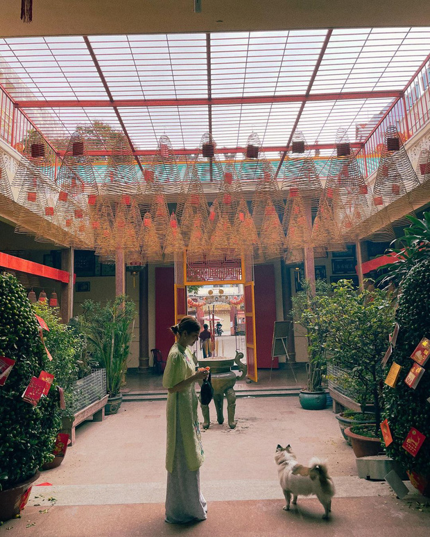 Sao Việt mặc gì đi lễ chùa đầu năm: Lệ Quyên, Angela Phương Trinh nền nã với áo dài, Sun Ht và Chi Pu lại gây tranh cãi-6