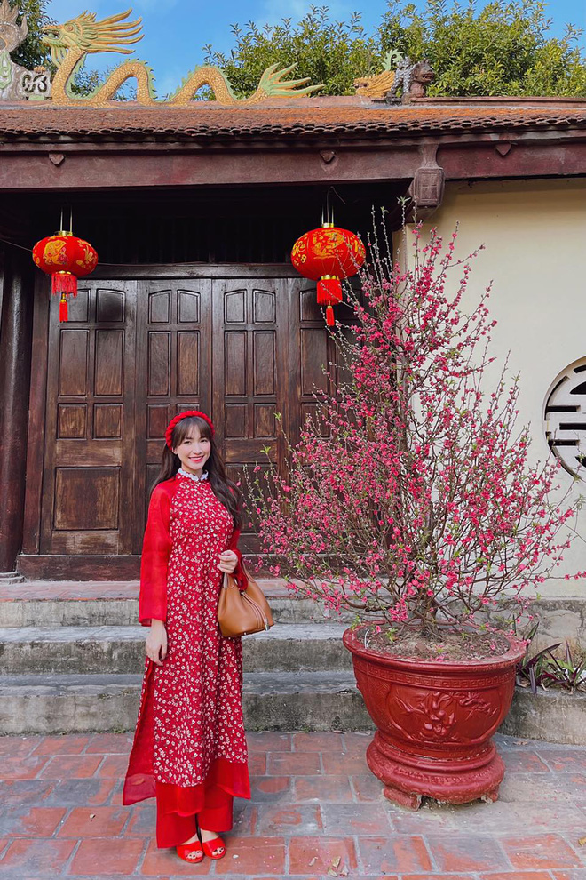 Sao Việt mặc gì đi lễ chùa đầu năm: Lệ Quyên, Angela Phương Trinh nền nã với áo dài, Sun Ht và Chi Pu lại gây tranh cãi-7