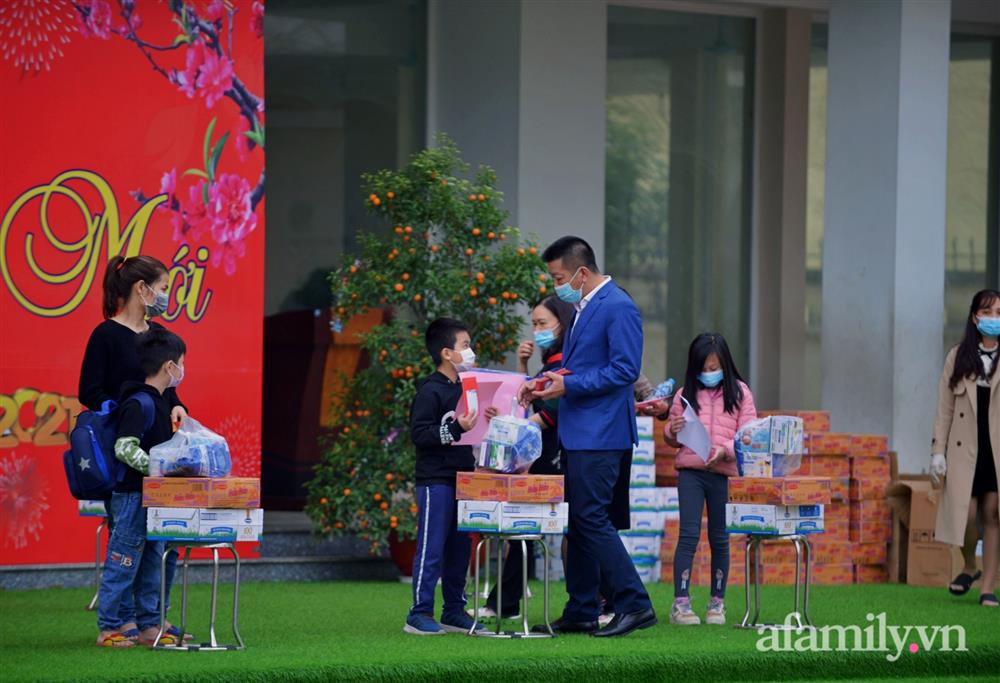 Niềm vui ngày mùng 3 Tết: Toàn bộ học sinh TH Xuân Phương còn lại hoàn thành cách ly, được nhận lì xì trước khi về nhà trong vòng tay cha mẹ-2