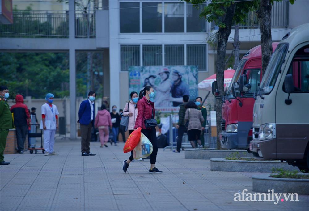 Niềm vui ngày mùng 3 Tết: Toàn bộ học sinh TH Xuân Phương còn lại hoàn thành cách ly, được nhận lì xì trước khi về nhà trong vòng tay cha mẹ-6