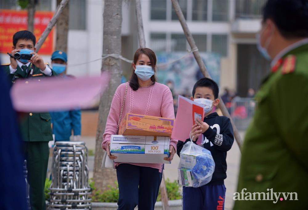 Niềm vui ngày mùng 3 Tết: Toàn bộ học sinh TH Xuân Phương còn lại hoàn thành cách ly, được nhận lì xì trước khi về nhà trong vòng tay cha mẹ-7