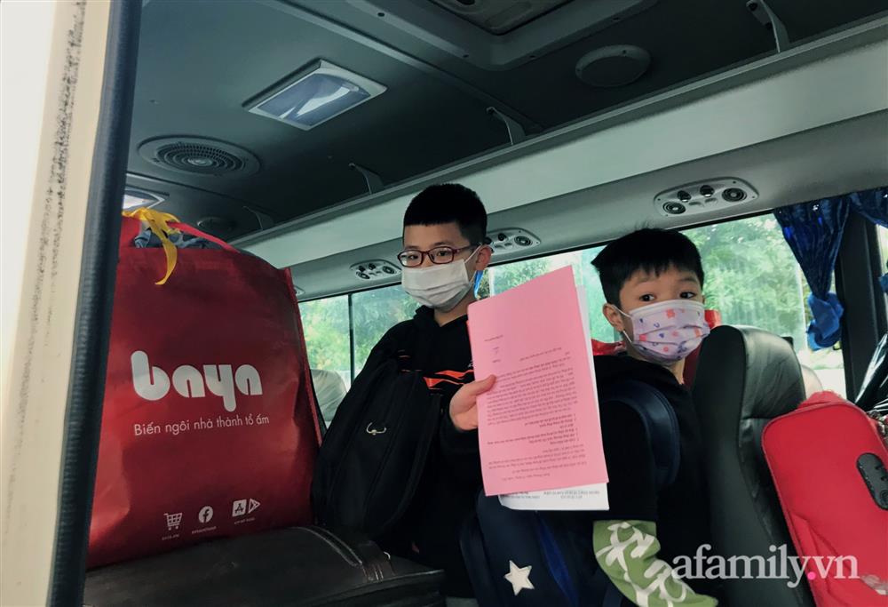 Niềm vui ngày mùng 3 Tết: Toàn bộ học sinh TH Xuân Phương còn lại hoàn thành cách ly, được nhận lì xì trước khi về nhà trong vòng tay cha mẹ-9