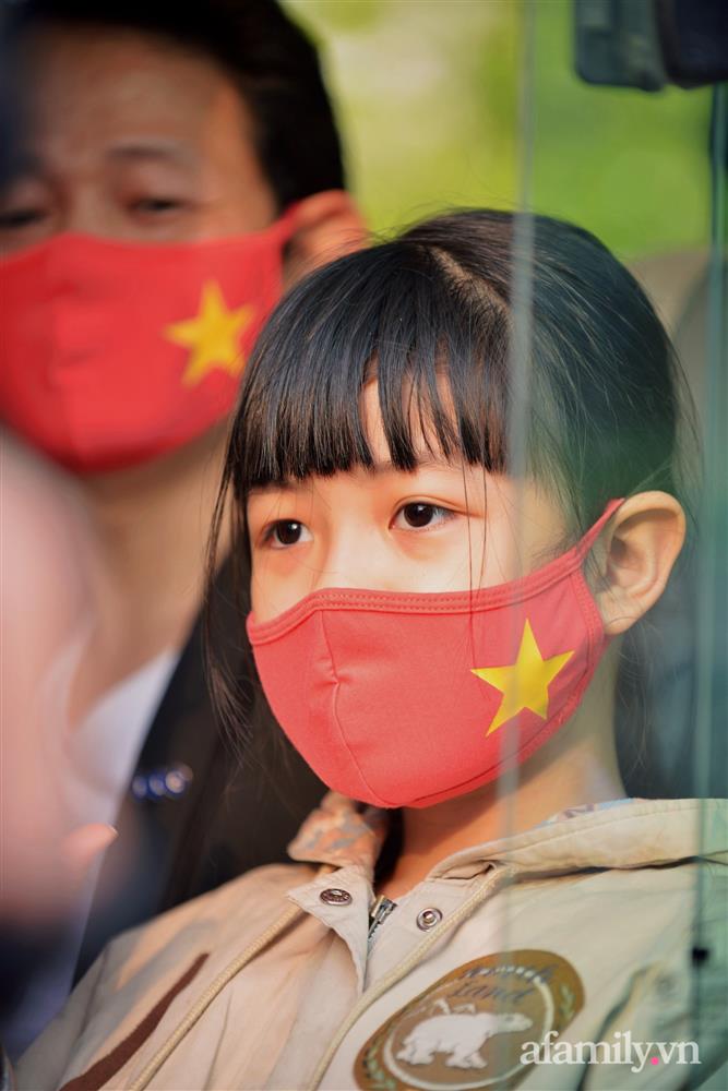 Niềm vui ngày mùng 3 Tết: Toàn bộ học sinh TH Xuân Phương còn lại hoàn thành cách ly, được nhận lì xì trước khi về nhà trong vòng tay cha mẹ-10