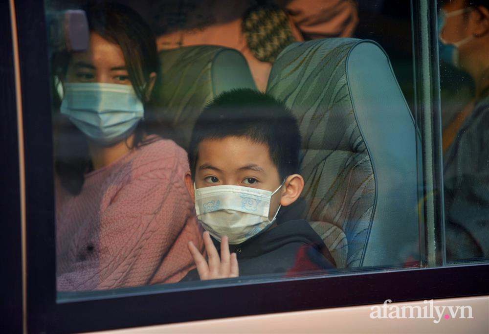 Niềm vui ngày mùng 3 Tết: Toàn bộ học sinh TH Xuân Phương còn lại hoàn thành cách ly, được nhận lì xì trước khi về nhà trong vòng tay cha mẹ-11