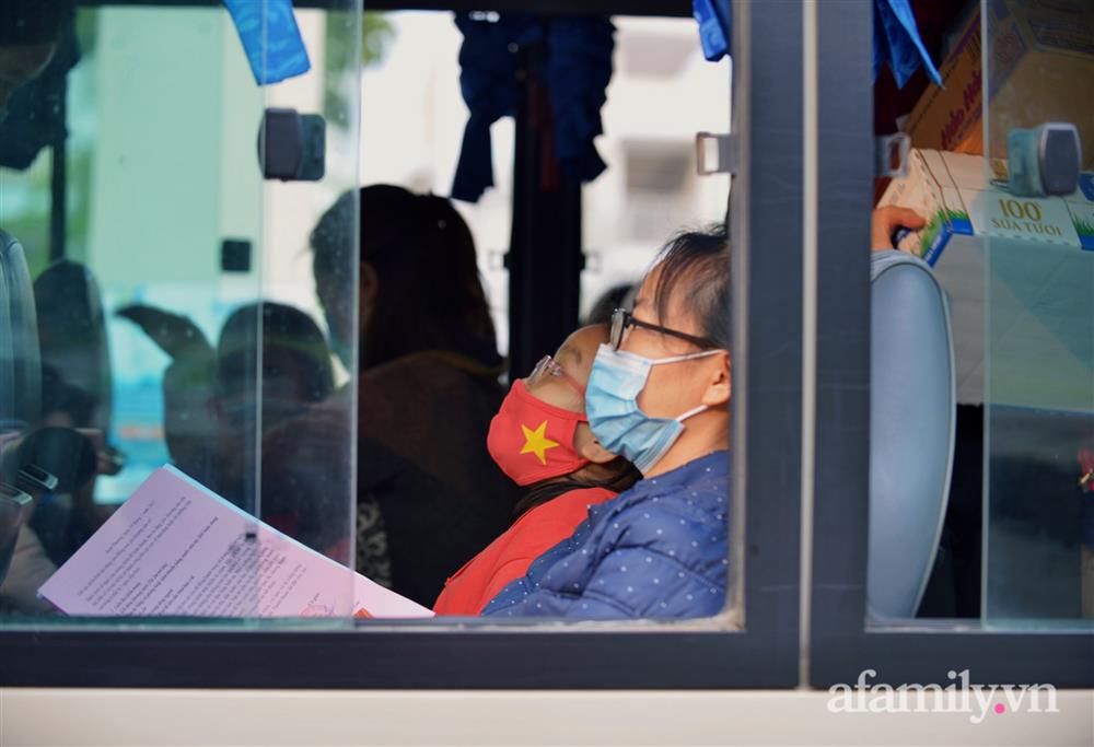 Niềm vui ngày mùng 3 Tết: Toàn bộ học sinh TH Xuân Phương còn lại hoàn thành cách ly, được nhận lì xì trước khi về nhà trong vòng tay cha mẹ-12