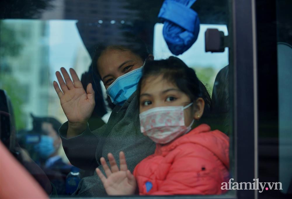 Niềm vui ngày mùng 3 Tết: Toàn bộ học sinh TH Xuân Phương còn lại hoàn thành cách ly, được nhận lì xì trước khi về nhà trong vòng tay cha mẹ-13
