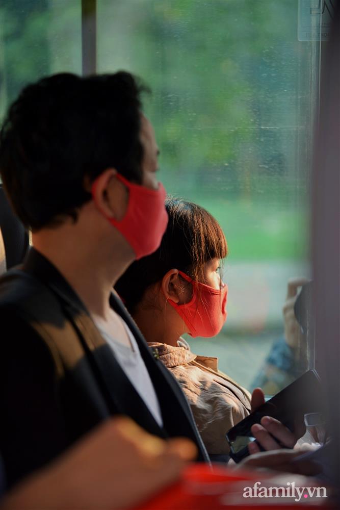 Niềm vui ngày mùng 3 Tết: Toàn bộ học sinh TH Xuân Phương còn lại hoàn thành cách ly, được nhận lì xì trước khi về nhà trong vòng tay cha mẹ-14