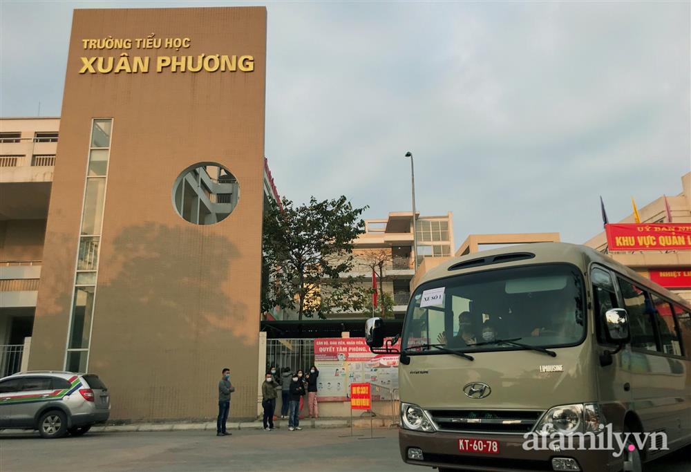 Niềm vui ngày mùng 3 Tết: Toàn bộ học sinh TH Xuân Phương còn lại hoàn thành cách ly, được nhận lì xì trước khi về nhà trong vòng tay cha mẹ-15