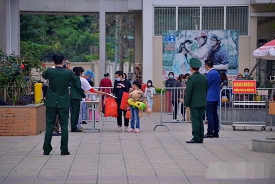 Niềm vui ngày mùng 3 Tết: Toàn bộ học sinh TH Xuân Phương còn lại hoàn thành cách ly, được nhận lì xì trước khi về nhà trong vòng tay cha mẹ