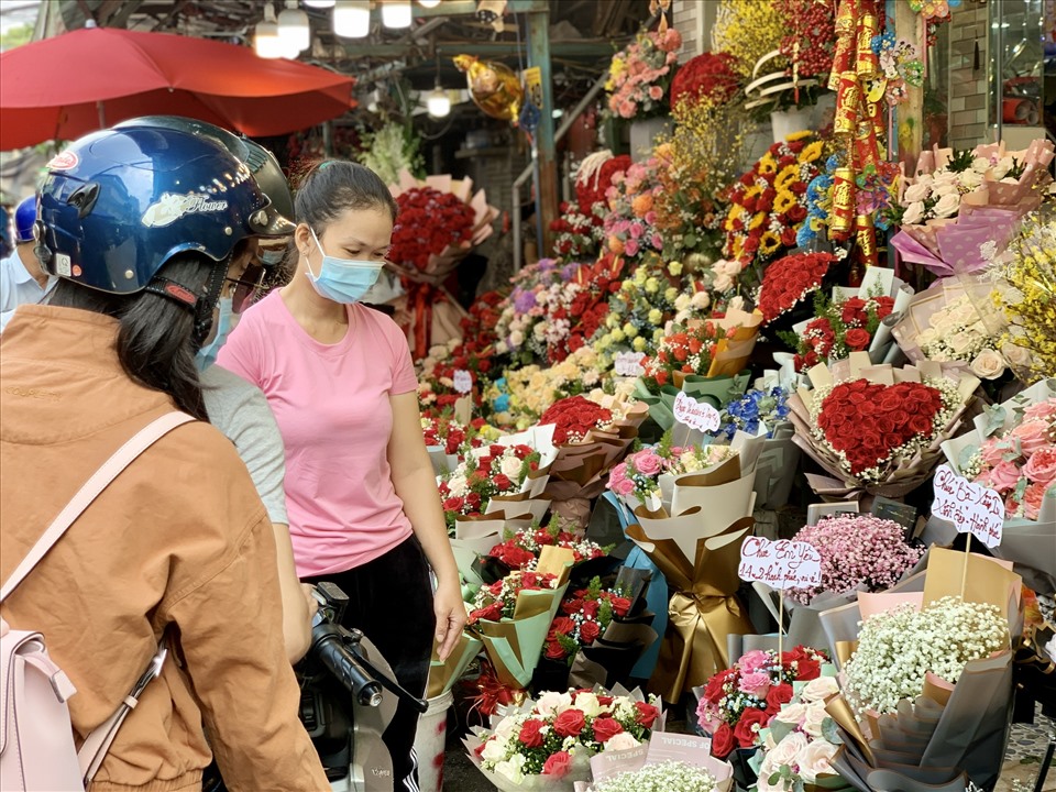 TPHCM: Bó hồng siêu to khổng lồ tiền triệu đắt khách ngày Valentine-4