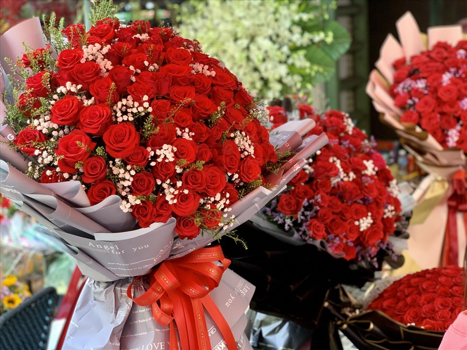 TPHCM: Bó hồng siêu to khổng lồ tiền triệu đắt khách ngày Valentine-3