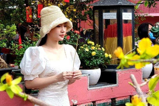 Mùng 3 Tết trùng Valentine, giới trẻ Sài Gòn về chùa Ngọc Hoàng cầu duyên