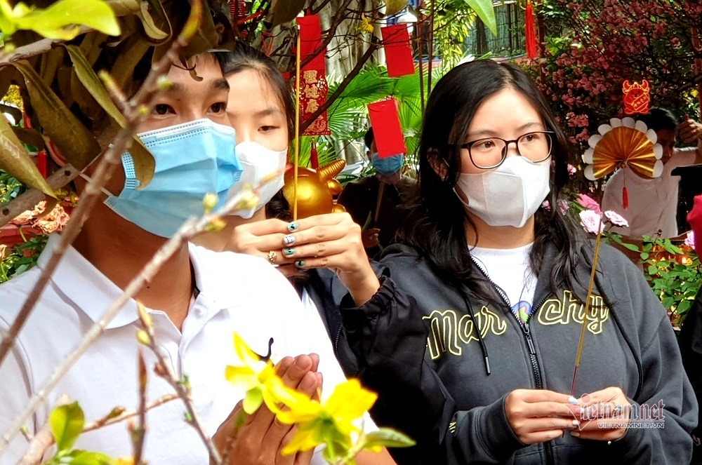 Mùng 3 Tết trùng Valentine, giới trẻ Sài Gòn về chùa Ngọc Hoàng cầu duyên-7